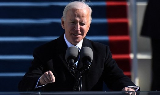 Tổng thống Mỹ Joe Biden sẽ tiếp tực yêu cầu các nhân viên liên ban phải được tiêm chủng COVID-19. Ảnh: AFP