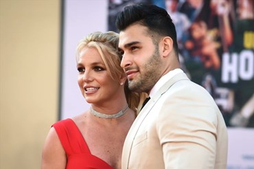 Britney Spears và hôn phu Sam Asghari. Ảnh chụp màn hình
