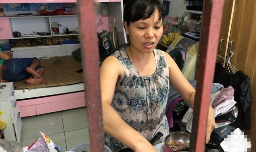 Đời sống của công nhân lao động gặp rất nhiều khó khăn, thiếu thốn. Trong ảnh: Một nữ công nhân tại nhà trọ thuộc xã Kim Chung, huyện Đông Anh, Hà Nội. Ảnh minh hoạ. Ảnh: Bảo Hân