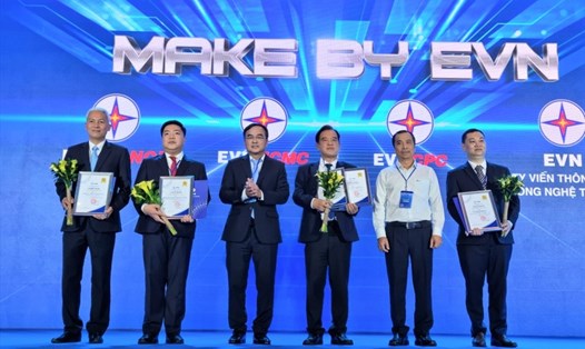 Lãnh đạo EVN trao giấy chứng nhận và khen thưởng cho đại diện các đơn vị có sản phẩm được công nhận "Make by EVN". Ảnh: Nam Dương