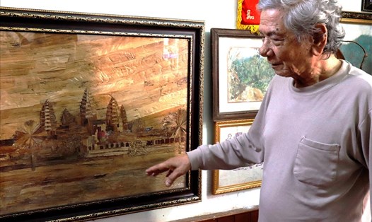 Họa sĩ Phan Văn Đắc là người  đã dành 40 năm để sáng tác tranh bằng bẹ chuối khô. Ảnh: H.L