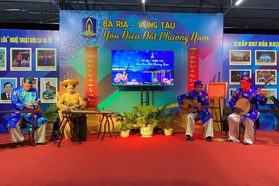 Biểu diễn Không gian Đờn ca tài tử trong khuôn khổ Liên hoan ở tổ chức tại Cần Thơ. Ảnh: H.T