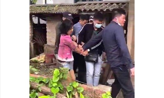 Lực lượng công an đã bắt được đối tượng Phạm Thị Hà (áo hồng). Ảnh: CTV.