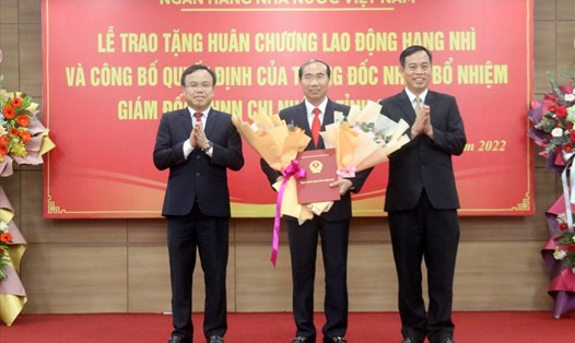 Lãnh đạo tỉnh Quảng Trị tặng hoa chúc mừng Giám đốc Ngân hàng Nhà nước chi nhánh tỉnh Quảng Trị Nguyễn Đức Đồng. Ảnh: NB