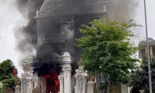 Lâu đài trăm tỉ của một đại gia ở Cẩm Phả bị cháy sáng nay (12.4). Ảnh: CTV