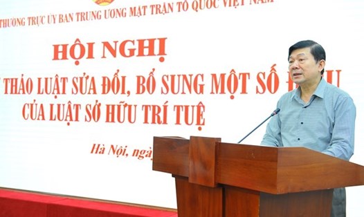 Phó Chủ tịch Ủy ban Trung ương MTTQ Việt Nam Nguyễn Hữu Dũng phát biểu tại Hội nghị. Ảnh: QV