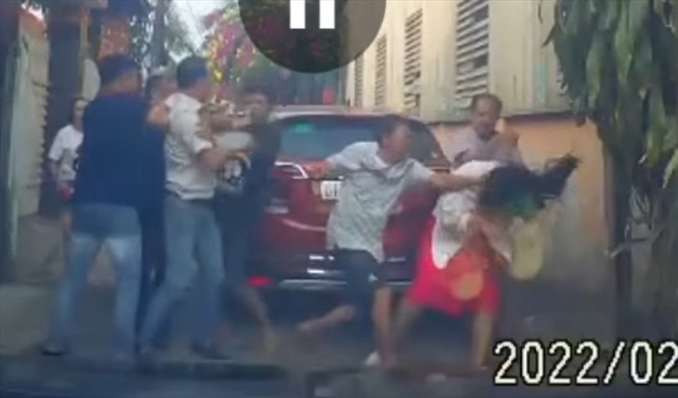 Cơ quan chức năng đang xác minh làm rõ vụ 5 người đàn ông đánh 1 người phụ nữ.