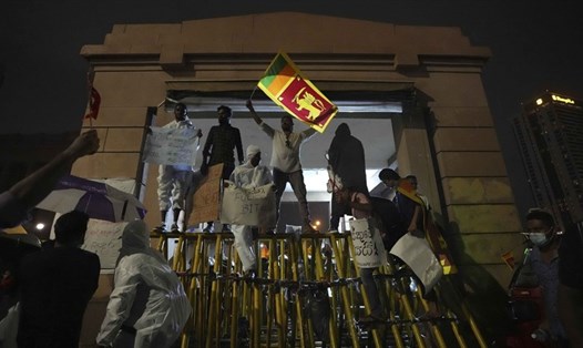 Người biểu tình chặn lối vào văn phòng tổng thống ở Colombo, Sri Lanka. Ảnh: AP