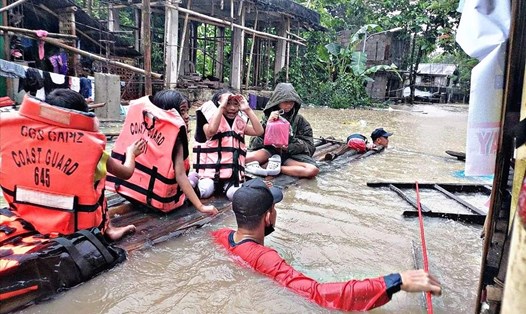 Bão Megi gây lũ lụt ở Philippines. Ảnh: AFP