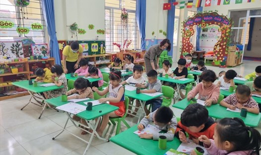 Trong ngày đầu các cơ sở giáo dục mầm non trên địa bàn tỉnh Ninh Bình đón trẻ tới trường, tỉ lệ trẻ mầm non đến trường còn thấp. Ảnh: NT
