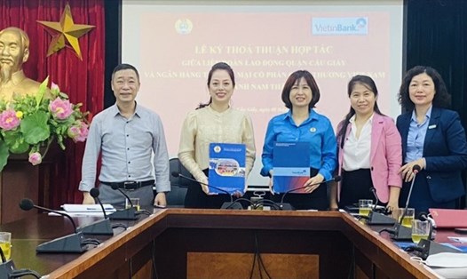 Liên đoàn Lao động quận Cầu Giấy và Ngân hàng Thương mại Cổ phần Công thương Việt Nam chi nhánh Nam Thăng Long ký thoả thuận đưa các sản phẩm, dịch vụ ưu đãi đến với đoàn viên Công đoàn.  Ảnh: CĐQ