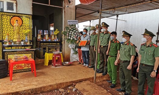 Lực lượng công an huyện Krông Búk (Đắk Lắk) trao tiền hỗ trợ cho gia đình nạn nhân có con em không may tử vong do đuối nước. Ảnh: B.T
