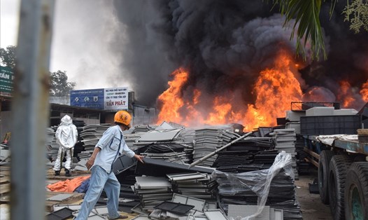 Đám cháy đang bao trùm tại nhà kho Công ty Tấn Phát.
