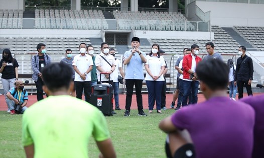 Chủ tịch LĐBĐ Indonesia động viên đội U23 Indonesia trước khi đội chạm trán U23 Việt Nam tại SEA Games 31. Ảnh: PSSI