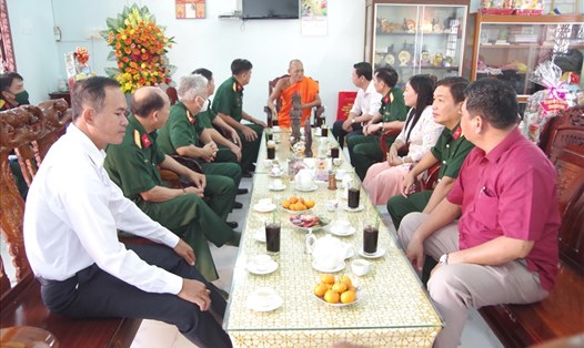 Đoàn công tác đến thăm và tặng quà các chùa nhân dịp Tết cổ truyền Chol Chnam Thmay. Ảnh: PV