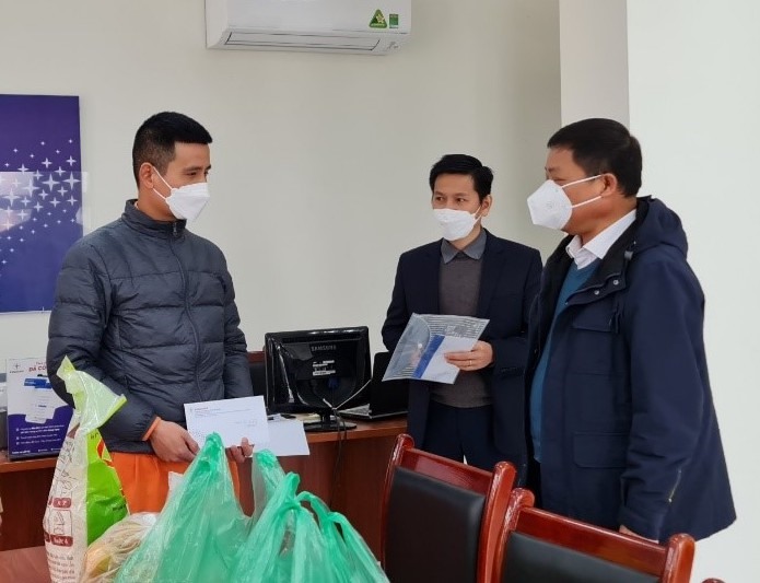 Đại diện Công đoàn EVNHANOI trao hỗ trợ cho đoàn viên từng mắc COVID-19. Ảnh: EVNHANOI