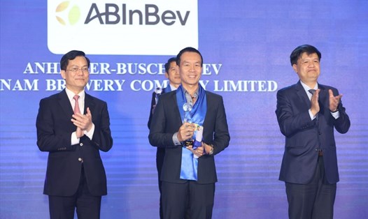 Công ty TNHH Bia Anheuser-Busch InBev lần đầu tiên vinh dự được nhận Giải thưởng giải thưởng “Most Reliable Brand – Tập đoàn đáng tin cậy nhất”