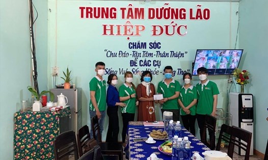 Thắng và câu lạc bộ Xanh (Trường đại học Đông Á, Đà Nẵng) trao quà cho viện dưỡng lão tại Hiệp Đức, Quảng Nam.