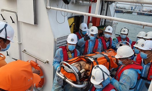 Tàu SAR27-01thực hiện cứu nạn thành công thuyền viên bị tai nạn lao động về cập cảng Nha Trang. Anh: Phương Linh