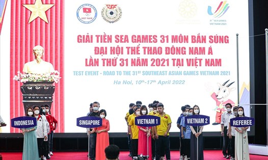 Ban tổ chức tặng hoa các Đoàn Thể thao tham dự giải bắn súng tiền SEA Games 31. Ảnh: S.T