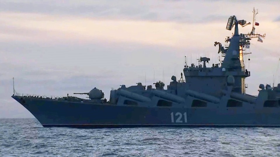 Russian warship explodes, heavy damage
