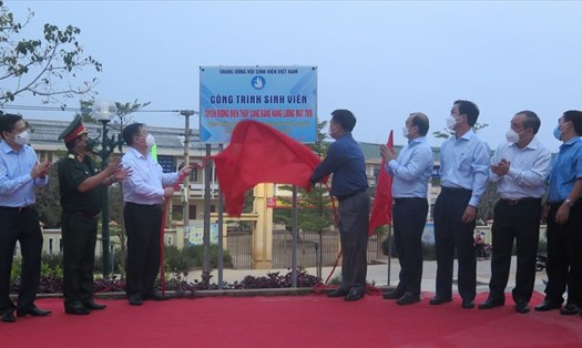 Thượng tướng Nguyễn Trọng Nghĩa, Bí thư Trung ương Đảng, Trưởng Ban Tuyên giáo Trung ương đã cắt băng khánh thành các công trình sinh viên tại Lý Sơn. Ảnh: VT