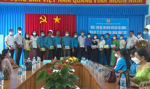 Cán bộ Công đoàn người dân tộc Khmer tại huyện Tri Tôn (tỉnh An Giang) nhận quà tại buổi họp mặt. Ảnh: Cẩm Vân