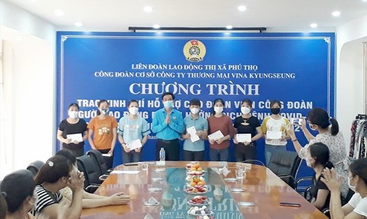 Ông Ngô Duy Tâm - Chủ tịch Liên đoàn Lao động thị xã Phú Thọ trao tiền hỗ trợ cho các đoàn viên, công nhân lao động bị ảnh hưởng bởi dịch bệnh COVID-19 tại Công ty TM Vina Kyung Seung.