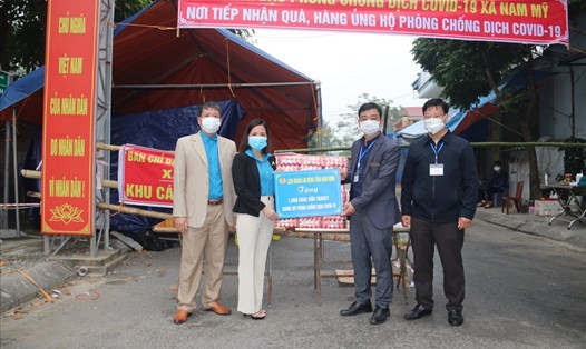 Lãnh đạo LĐLĐ tỉnh Nam Định trao hỗ trợ cho đại diện người lao động khó khăn do COVID-19. Ảnh: CĐNĐ
