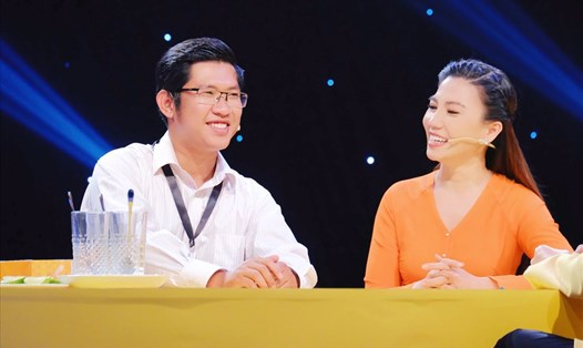 Nông dân Trần Thành Long (trái) chia sẻ trong chương trình. Ảnh: Khang.