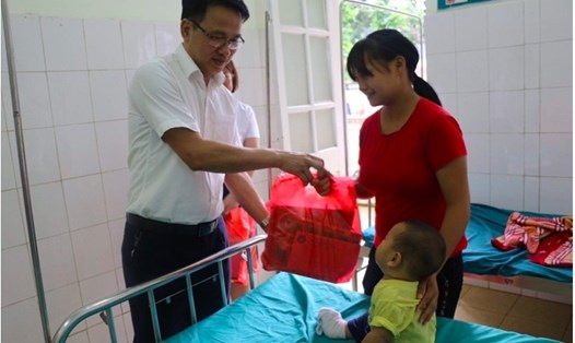 CĐCS BHXH tỉnh thăm tặng quà cho trẻ em có hoàn cảnh khó khăn đang nằm viện điều trị dài ngày.