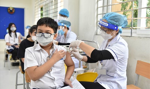 Công tác khám sàng lọc, theo dõi sau tiêm vaccine COVID-19 cho trẻ cần được thực hiện kỹ càng. Ảnh minh hoạ: Hải Nguyễn