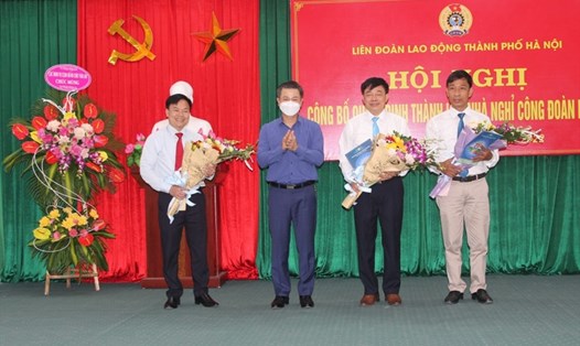 Chủ tịch Liên đoàn Lao động  thành phố Hà Nội Nguyễn Phi Thường (thứ hai từ trái sang) trao Quyết định cho lãnh đạo Nhà nghỉ Công đoàn Hà Nội sáng 14.4. Ảnh:M.K