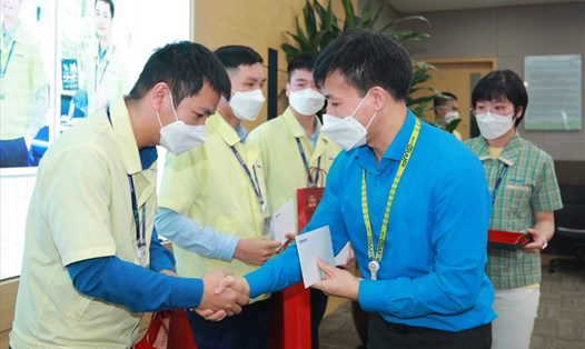 Công đoàn Công ty TNHH Samsung Electronics Việt Nam - Thái Nguyên trao phần thưởng cho đoàn viên có thành tích thi đua tốt. Ảnh: CĐTN