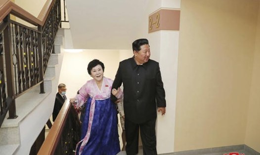 Ông Kim Jong-un và phát thanh viên Ri Chun-hi. Ảnh: KCNA