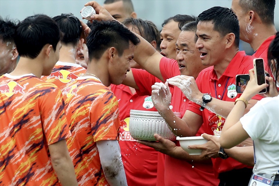 "Cơn sốt" Hoàng Anh Gia Lai và nụ cười Kiatisak