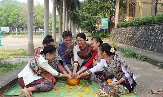 Lưu học sinh Lào tại Trường cao đẳng Sơn La chuẩn bị nước thơm và hoa cho tục lệ té nước ngày Tết cổ truyền Bunpimay.
Ảnh: Mạnh Hùng