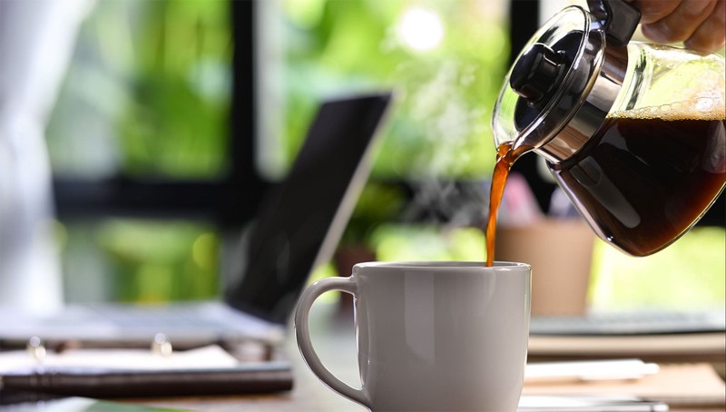 Uống cà phê trước khi ăn sáng có thể dẫn đến một số hậu quả khá nghiêm trọng. Ảnh: ST