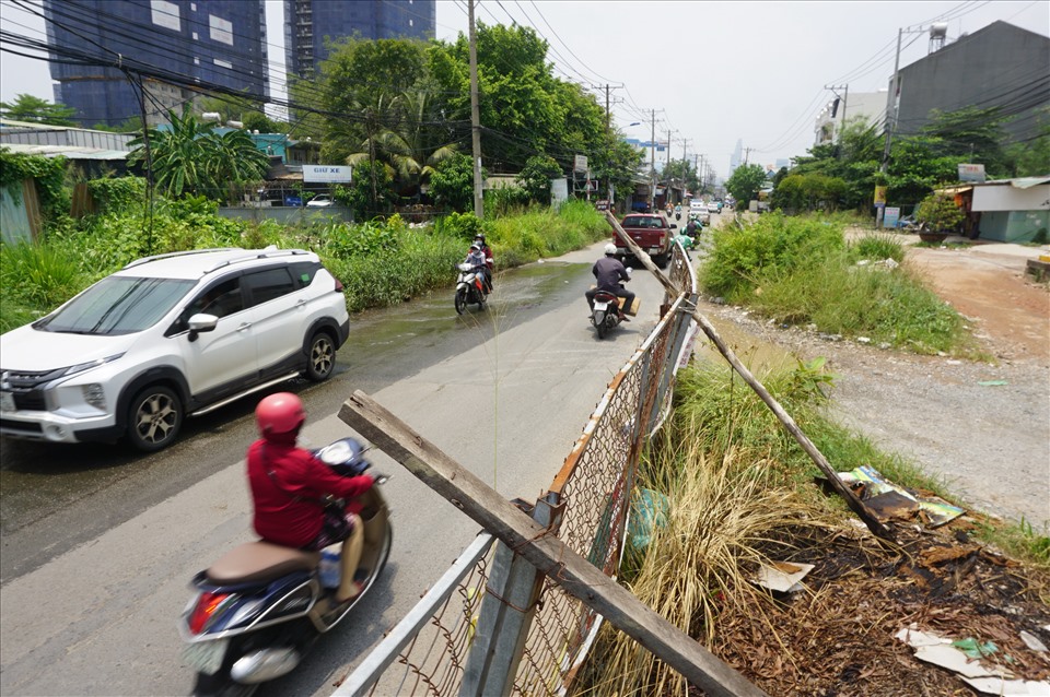 Hàng rào chắn án ngữ nhiều năm qua trên đường Lương Định Của.  Ảnh: Minh Quân
