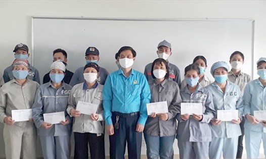 Hàng trăm người lao động ở thị xã Phú Thọ bị ảnh hưởng do dịch COVID-19 được hỗ trợ. Ảnh: HĐ.