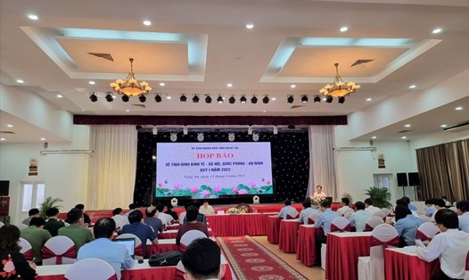 Phóng viên chất vấn về việc biệt phái viên chức của  TP Vinh tại cuộc họp báo thường kỳ của UBND tỉnh Nghệ An. Ảnh: QĐ