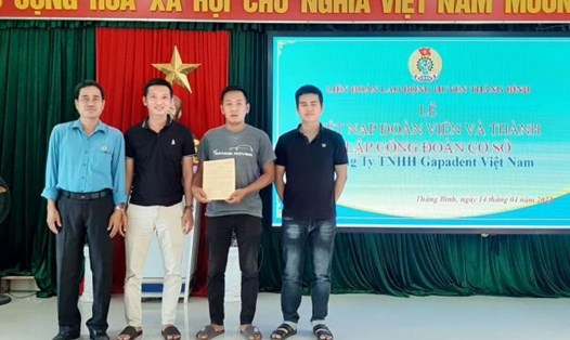 Ông Trần Ngọc Đội, Chủ tịch LĐLĐ huyện Thăng Bình (trái) trao Quyết định thành lập CĐCS Công ty Gapadent Việt Nam. Ảnh: Đoan Trang
