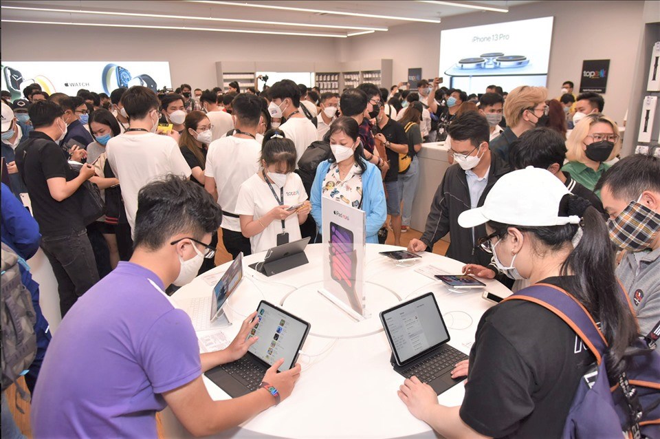 Cửa hàng ủy quyền Apple cao cấp TopZone Khánh Hội tại TPHCM. Ảnh: DNCC. Cửa hàng ủy quyền Apple cao cấp TopZone Khánh Hội tại TPHCM. Ảnh: DNCC.