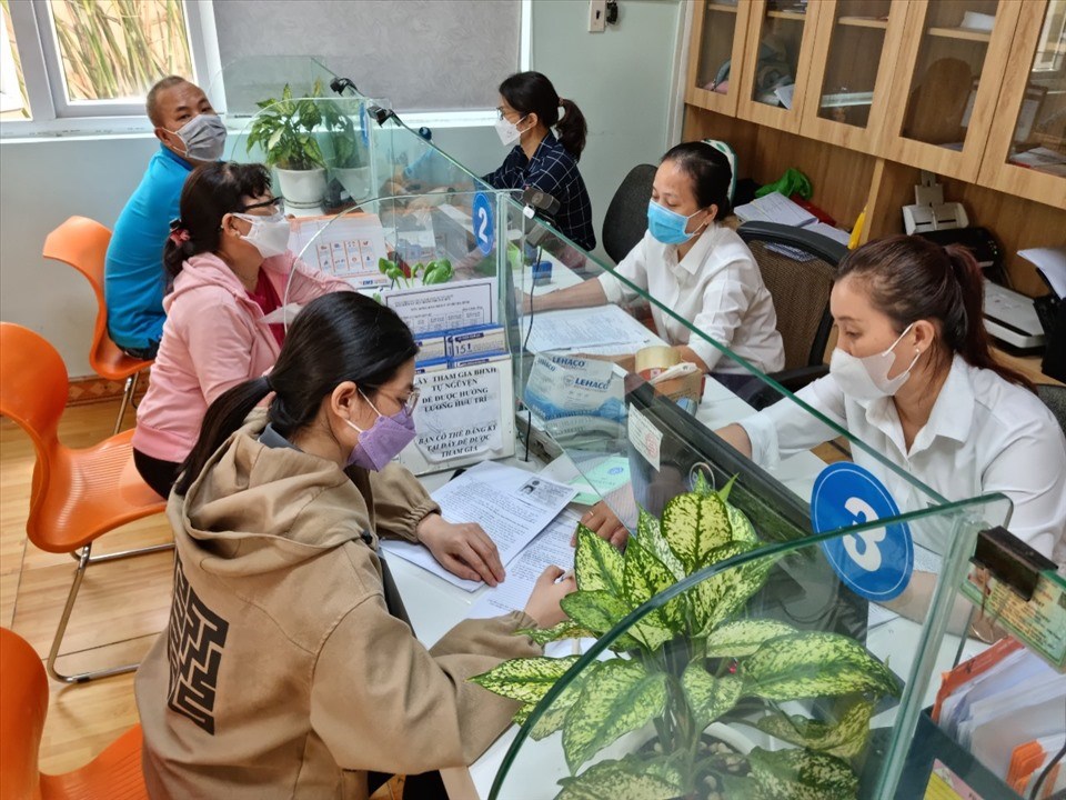NLĐ làm thủ tục nhận BHXH một lần. Ảnh: Nam Dương NLĐ làm thủ tục nhận BHXH một lần. Ảnh: Nam Dương