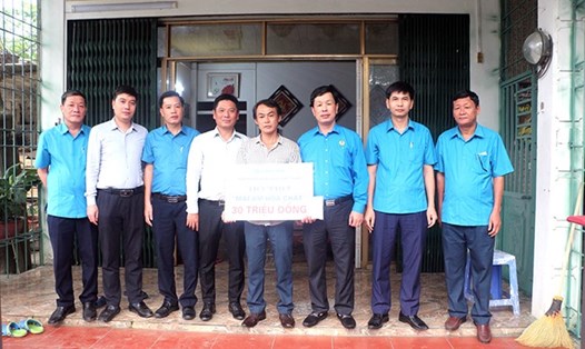 Đại diện Tập đoàn và Công đoàn Công nghiệp Hoá chất Việt Nam trao hỗ trợ cho đoàn viên. Ảnh: CĐHC