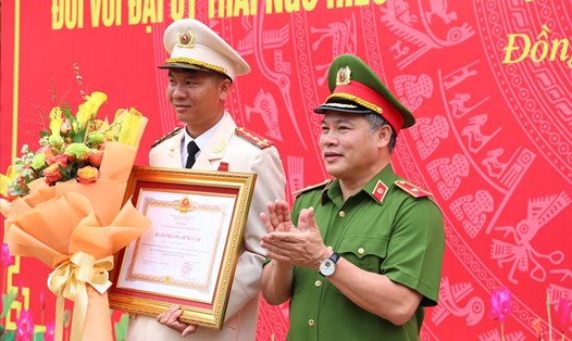 Thừa uỷ quyền của Chủ tịch nước, thiếu tướng Nguyễn Văn Long – Thứ trưởng Bộ Công an đã trao tặng Huân chương Dũng cảm cho đại uý Thái Ngô Hiếu. Ảnh: Hà Anh Chiến
