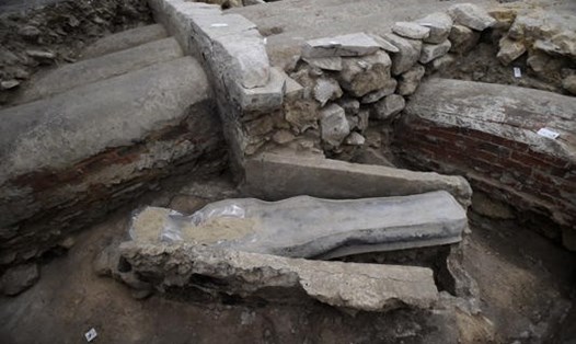 Quan tài bằng chì từ thế kỷ 14 được phát hiện ở Nhà thờ Đức Bà Paris ngày 15.3.2022. Ảnh: AFP