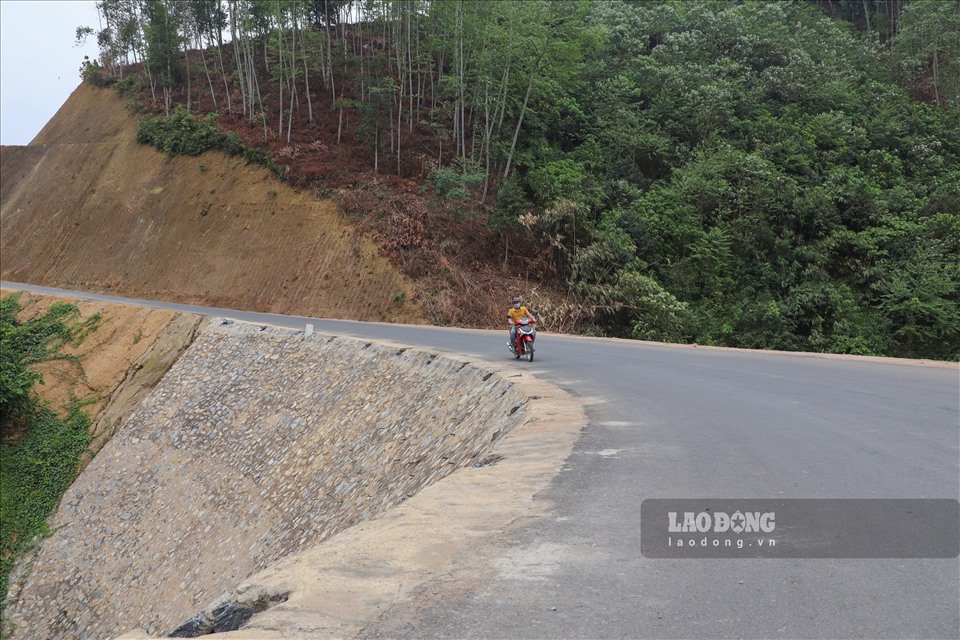 Vì sao cung đường 242 tỉ ở Lào Cai thông xe 8 tháng chưa lắp hộ lan?
