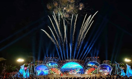 Màn pháo hoa chào mừng Lễ hội Hoa Phượng đỏ - Hải Phòng 2019. Ảnh: Nguyễn Hồng Phong