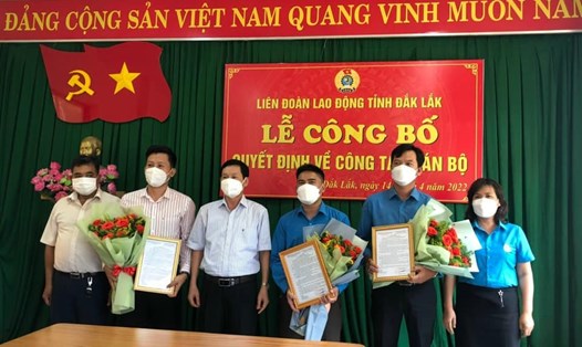 Lãnh đạo LĐLĐ tỉnh Đắk Lắk trao quyết định bổ nhiệm cho các nhân sự. Ảnh: B.T